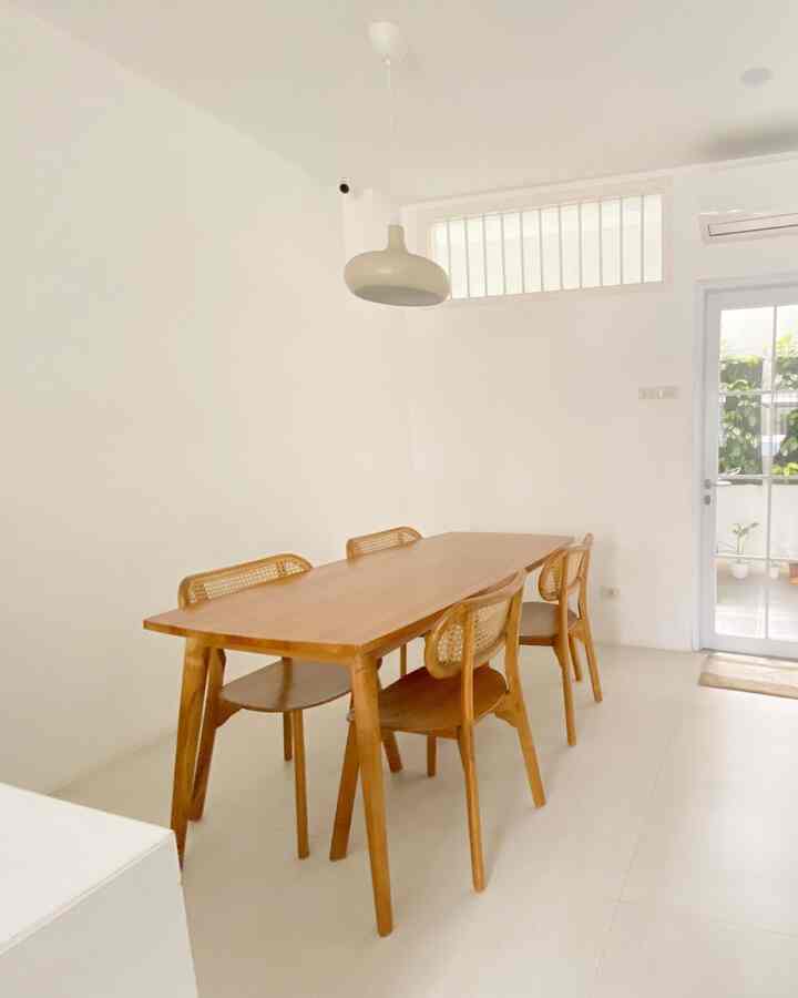 Ngeliat ke awal pas baru mulai susun furnitur di dapur & ruang makan, rasanya kosong banget ya. Tapi yang paling spesial buat kita dari awal itu kitchen island dan meja kayu ini, karena emang sesuai banget dengan bayangan dapur impian kita.

Kalau liat transformasi ruangan ini sekarang, udah jauh lebih hangat dan berasa lebih hidup, thanks to a few simple changes seperti warna cat dinding yang lebih warm, furnitur tambahan dan frame dinding.

Swipe kanan buat liat transformasinya✨

#MakeOverDapur #StylingDapur #DapurImpian #MejaKayu #CookerHood