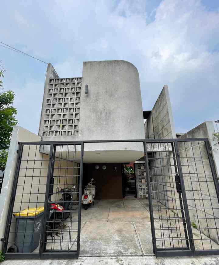 Fasad rumah si introvert.
Dari depan sangat tertutup, karena kami sangat menjunjung tinggi privasi 🤣
Sebenarnya karena lebih ke males bersosialisasi aja sih hehe
#fasadkamprot
#inspirasifasad
#stylefasad
#fasadrumah
#rumahindustrial