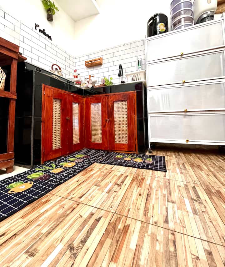 
Hi, welcome at kitchen simonacasa🥰, sebenarnya dapur kami belum selesai renovasi masih 70%, doain ya supaya bisa selesai😇
🌼 Tema dapur simonacasa lebih ke vintage klasik memaksimalkan penggunaan bahan dasar kayu dan rotan. 
🌼 Dapur simonacasa lebih memadukan warna alami kayu dengan warna netral hitam dan putih,menjadikan suasana nyaman dan tenang.
🌼Untuk rak bawah dapur ini langsung dibuat oleh paksu dengan menggunakan jati belanda dan rotan, lalu diberi sentuhan Propan vernis kayu type warna walnut.

Untuk progress selanjutnya dapur kami akan memberikan sentuhan rak dan ornamen bergaya industrial🥰

#dapurminimalis #kitchenset #kitchensetminimalis #Backsplashkitchen #dapurmungil #dapursegaris #dapurmodern #gayaindustrial #makeoverdapur #stylingdapur #dapurimpian #keramikkia #keramikmotifkayu #kitchenminimalis #propanwalnut #mejamakanminimalis #gayadapur