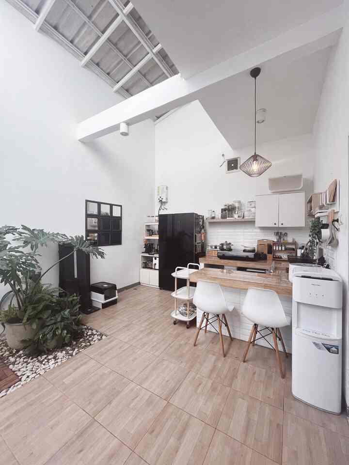 ✨ Open Kitchen & Mini Dining Room

Dapur kami terletak di bagian belakang rumah. Dari living room akan langsung terlihat area belakang, tempat dapur dan taman indoor berada. 

Kami memanfaatkan sisa tanah berukuran 4x7m menjadi satu area terbuka yang kami fungsikan sebagai dapur, coffee corner, laundry room, storage room dan taman. 

Dapur kami memiliki bentuk huruf U, agar menambah space untuk area food prep dan mini bar. Di sebelah dapur ada area yang kami manfaatkan menjadi coffee corner & tempat menyimpan kebutuhan olahraga kami. 

Biasanya kami beraktifitas di seluruh area ini, kebetulan seberang dapur adalah area serbaguna. Tempat anak2 bisa bermain sambil melihat taman indoor di rumah. 

Semoga penataan dapur kami bisa memberika inspirasi bagi teman2 yang memiliki space terbatas di rumah.

#KeramikDapur #Backsplashdapur #kitchenarea #diningarea #minibar #openspacekitchen #dapurminimalis #kursidapur #kabinetdapur #rakdapur #MakeOverDapur #StylingDapur #DapurImpian


