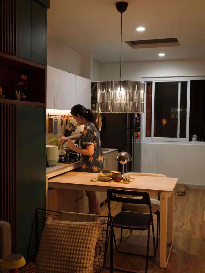 Dapur ini bergaya minimalis japandi. Memang agak berbeda dengan style living room, karena istri lebih suka warna soft kalem gini. Salah satu hal yang ga umum di dapur kami adalah top table yang lebarnya 75cm. Istri pengen banget top table yang lebih lega buat aktivitas di dapur. Kami pilih material granit tiles supaya low maintenance. Memang kelemahannya kurang estetik dibanding material lainnya. Tapi ini tahan banget buat top table dapur.

#mugkeramik #kursimakan #botolminyak #jamdigital #makeoverdapur #stylingdapur #dapurimpian