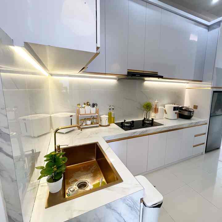 Dapur compac yang menuansakan putih gold dengan full kitchenset dengan kabinet atas bawah.


#Kitchenset #dapurmodern #hpltaco #MakeoverDapur #StylingDapur #DapurImpian
