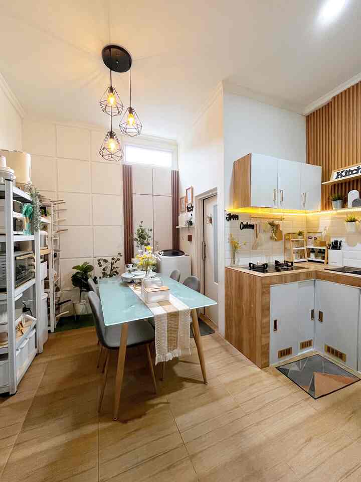 Dapur dan ruang makan ✨

Dapur dan ruang makan di rumah kami ini menyatu letak nya bersebelahan kami dekor dengan sangat low budget. Untuk area dapur belum menggunakan kitchenset kami DIY area kolong dapur menggunakan plafon pvc dan menggunakan kabinet atas untuk penyimpanan perlengkapan dapur dan dekat area meja makan kami gunakan rak susun untuk menyimpan perlengkapan elektronik seperti oven, air fryer, amgic com dan lain nya agar tertata rapi dan memanfaatkan space di lahan terbatas.

Semoga nanti bisa bikin kitchenset impian🤗

#MakeOverDapur
#StylingDapur #DapurImpian #DapurMinimalis #RuangMakan #DapurTanpaKitchenSet