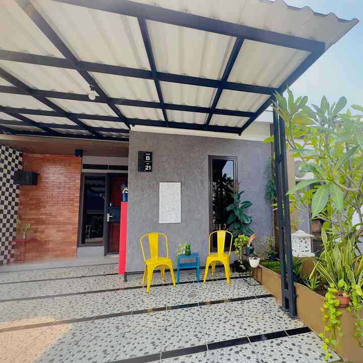 Fasad Area

Masih dalam serba serbi belum diperbolehkan mengubah fasad, alhasil supaya ga bosan kami mencoba untuk update n rolling furniture deh^^ 

Oh ya, yang mungkin belum kami pernah ceritakan adalah penutup meteran listrik. Kami tutup meterannya menggunakan bahan besi mix perforated supaya tetap matching dengan kanopi dan tema industrial dirumah kami. 

Dan untuk furniture lainnya kami memilih warna-warna pop agar suasana rumah semakin fresh❤️

#KanopiAlderon #KursiBesiKuning #RumahIndustrial #PintuBesi #InspirasiFasad
#StyleFasad #FasadRumah