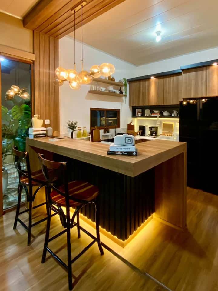 Kitchen & Dining 
Ga perlu keluar rumah, disini aja udah cukup buat merasakan kitchen dengan vibe cafe/coffee bar . Kitchen set yang aku desain ini adalah konsep home cafe or coffee bar home. Bisa masak makanan kesukaanmu atau ngopi dengan so cozy dinner or  breakfast cantik disini. Jika malam tiba, aku juga suka sekali menjadikan meja bar ini tempat aku melanjutkan pekerjaanku dengan santai..warm and so romantic ❤️
#MejaMakanMinimalis #kitchenSet #kitchenSetMinimalis #stylingDapur #MakeOverDapur #DapurImpian #RumahMungil #DapurMinimalis #DapurModern #DapurMungil #HomeCafe #KitchenBar #HomeCoffeeBar #BackplashKitchen #cat #krankotak #toples #vas  #hpl #lampugantung #botolminyak #tray #mangkuksaji #hobgastanam #built-in #ledstrip