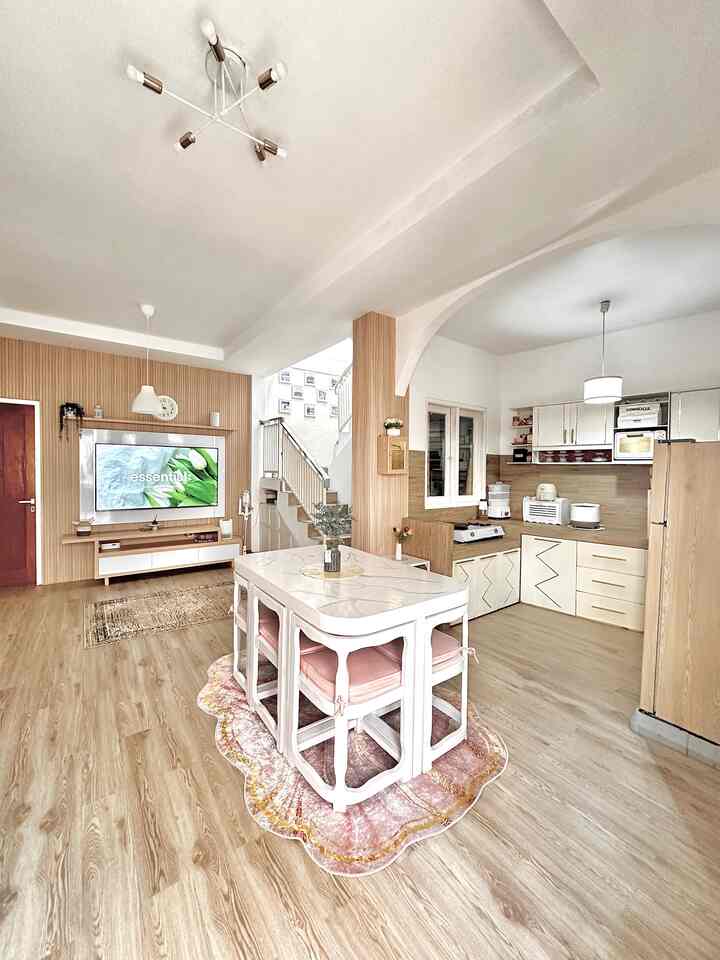 Kitchen & Dining dirumah putihku menjadi satu tanpa sekat, karena kami sangat menyukai konsep open space, saat memasak jadi terasa lebih mudah bergerak. Dibagian dapur aku memberikan sedikit sentuhan warna pink. Supaya manisnya kegiatan masak memasak serta menyantap makanan bersama keluarga tetap terlihat 🥰

.
.
.

#mejamakanoval #kitchenminimalis #diningtable
#DapurMinimalis #DapurSegaris #DapurModern
#DapurMungil #MakeOverDapur #StylingDapur
#DapurImpian 