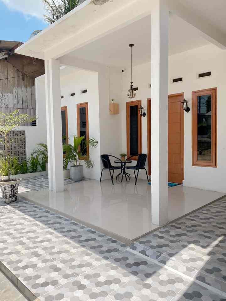 Fasad rumah yg dari awal pindah kemari5 tahun lalu, belum ada perubahan, cat nya sudah mulai kusam bagian plafon, tapi masih apik buat santai bareng keluarga tersayang 😍 #fasad #terasminimalis #rumahminimalis #rumahmungil #terasputih 