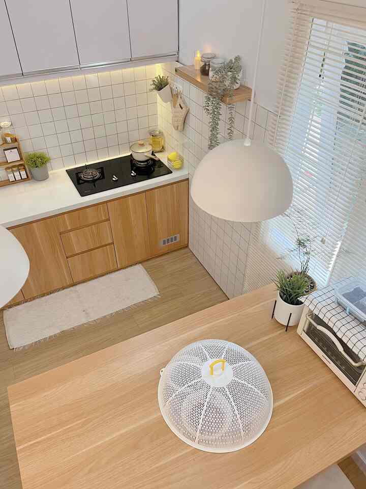 Dapur mini yg nyaman  dominasi warna putih dan kayu, cukup untuk aktivitas masak dan makan keluarga yg sering digunakan sehari2, kabinet custom uk 2.3 meter yg cukup untuk aktifitas memasak dan table island untuk area makan keluarga dan tempat penyimpanan😍 #dapur #dapurmunimalis #kitchen #kitcheninspiration #dapurcantik 