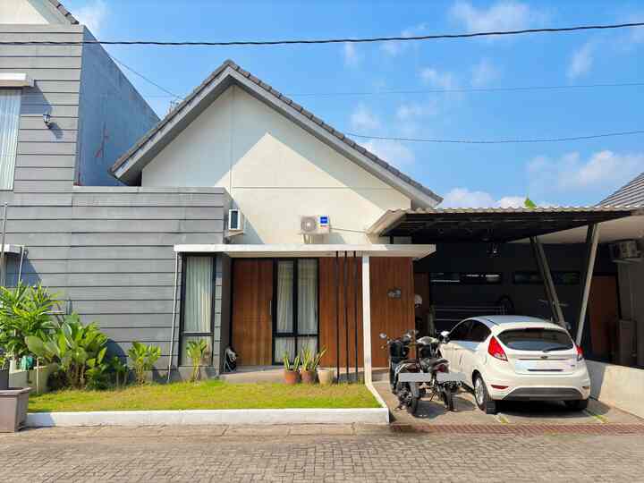 Fasad rumah ini bertema minimalis Japandi, dengan warna dominan abu-abu dan cokelat yang serasi.

Ditambah dengan Conwood Plank untuk mempercantik area dinding fasad, serta untuk carport memakai Kanopi uPVC yang tidak berisik saat hujan.

#Conwood #Plank #KanopiuPVC #Aluminium #InspirasiFasad #StyleFasad #FasadRumah 