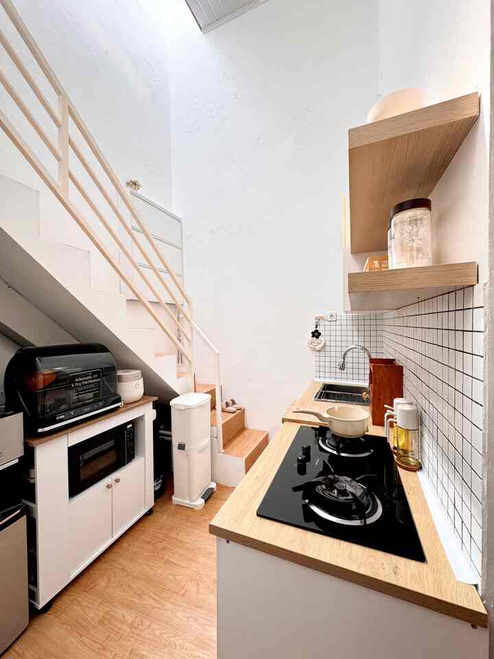 Karena rumah ini mungil jadi bagian dapur hanya kitchen set dan area kitchen gadget saja, kalau mau makan ya di livingroom sekaligus ruang tv 😁
Semoga taun ini bisa renov rumah ini yaa biar ada area untung dining room 🥳



#MakeOverDapur #StylingDapur #DapurImpian #KitchenMinimalis #KitchenSetInspirastion #DapurMungil #DapurKecil #InspirasiDapur #DapurMinimalis #InspirasiKitchenSet