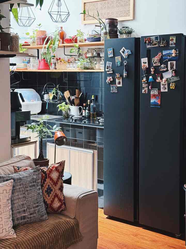 Halo Tetangga Kimkim👋🏻

Dapur ini belum menggunakan kitchen set yang proper. Aku pakai ambalan kayu sebagai rak diatas top table dapur & mini pantry.
Untuk sisi mini pantry, saya membeli rak rakitan yg sudah jadi di shopee.

Ini bisa menjadi salah satu alternatif membuat dapur tanpa kitchen set tp tetap estetik

#DapurTanpaKitchenSet
#DapurMinimalis
#KulkasDuaPintu
#AmbalanKayu
#KomporTanam
#MesinKopiMurahMeriah
#GantunganDapur
#CangkirEstetik
#MejaMakanKayuJati
#MakeOverDapur 
#StylingDapur 
#DapurImpian