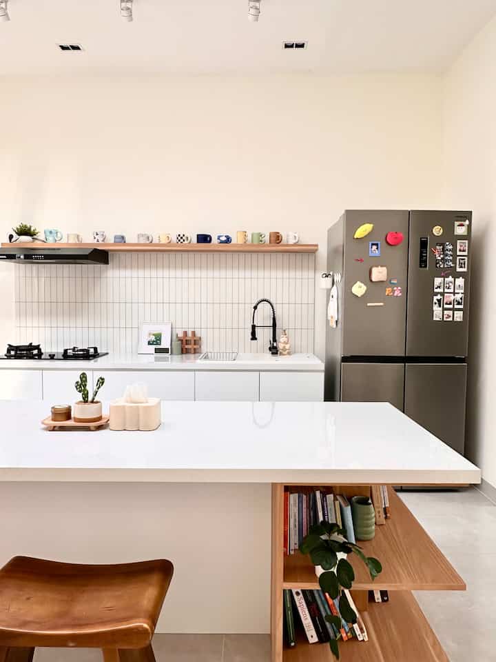 Waktu pindah ke rumah ini, salah satu hal yang paling aku pengen adalah dapur yang clean & light, tapi tetap fungsional. Makanya aku pilih desain dapur satu garis yang minimalis, dipasangkan sama meja island spesial ini di tengah.

Meja island ini multifungsi banget: nyiapin makanan, breakfast-lunch-dinner, sampai journaling sore sambil minum teh. Satu sisinya bahkan ada rak built-in buat buku, because why not?😄

To keep things looking clean, airy, and Pinterest-worthy (yes, even on a regular day), aku sengaja nggak pakai kabinet atas. Cuma rak kayu simple aja buat pajang koleksi mug (they had to be on display!) All the not-so-cute stuff? Disimpan rapi di kabinet bawah dan storage dalam island. Visual clutter stresses me out way too fast😅

Nggak nyangka ternyata tempat motong bawang juga bisa jadi tempat nulis pemikiran, mimpi, dan ide sore-sore. That’s what makes this kitchen feel extra special to me🩵

#backsplashkitchen #komportanam #cookerhood #HPLkayu #kitchenfaucet #makeoverdapur #stylingdapur #dapurimpian #dalkomspace