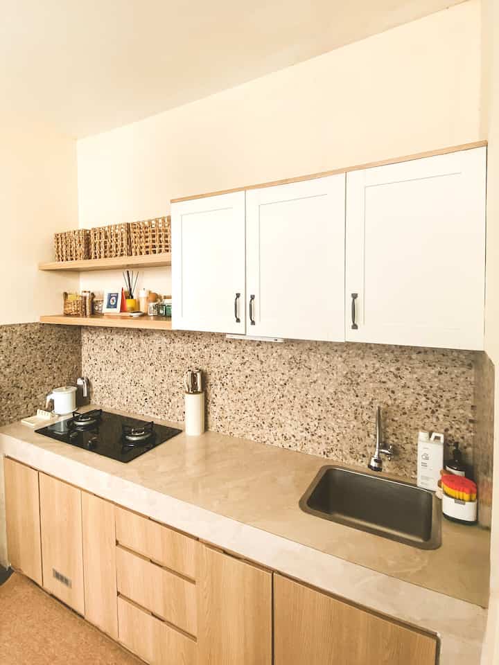 Kitchen bawaan developer ini full kami renov dan hanya mempertahankan meja beton. Berukuran hanya 2.1 meter, dapur minimalis ini kami rancang tidak hanya estetik namun fungsional.
Backspash terazzo masih menjadi favorit kami berbekal dari pinterest. Total untuk renovasi dapur ini juga tergolong low budget, hanya 10jt an diluar tukang.
#MakeOverDapur #StylingDapur #DapurImpian #KitchenSet #KitchenSetMinimalis #BacksplashKitchen