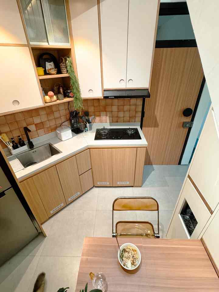 Small kitchen tips (only 3 meters wide) still look neat and stylish: • Install closed cabinets so that kitchen equipment can be hidden and not look messy on the table top. • Style the kitchen table top with equipment that can also be a supporting property for the nuance in the kitchen. For example, displaying a knife rack in the same color, and choosing a unique sink or faucet model. • Don't forget to add open shelves so that attractive kitchen equipment can be displayed and add aesthetic value. • A collection of cute tableware and mugs, besides being functional, adorable tableware can make your meal moments cheerful (and ready for photos 😉) 

Hi! Like styling tips and utilizing limited space? Follow for more, because I like to write things that make me comfortable in this tiny house. 

#MakeOverDapur #StylingDapur #DapurImpian
#kitchenanddining #styledapur #dapurmungil #diningarea #dekorasidapur #dekorasiruangmakan