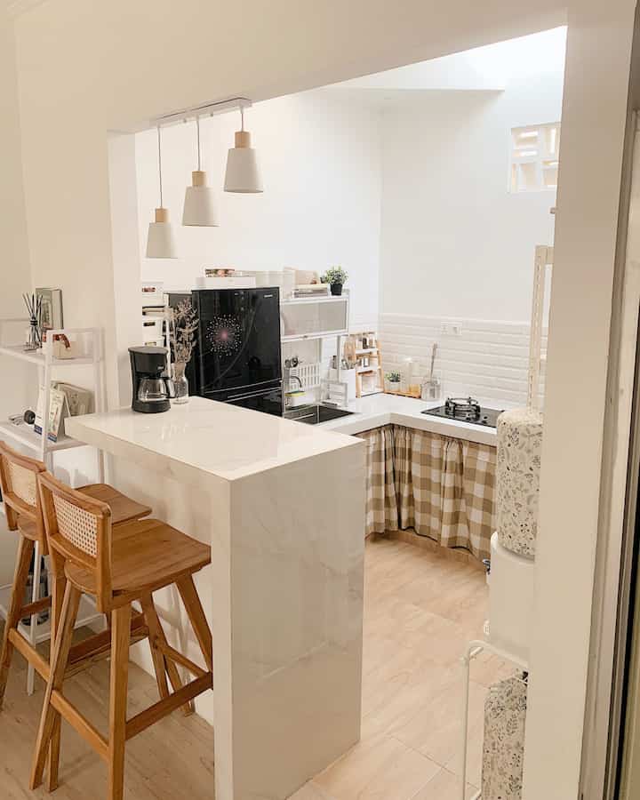 dapur mungil berukuran kurang lebih 2,5 m persegi, dengan nuansa white, cream and wood.

#kursibar #kursikayu #minibar #lampugantung #lampugantungminimalis #gordenkolongdapur #gordenkain #makeoverdapur #stylingdapur #dapurimpian