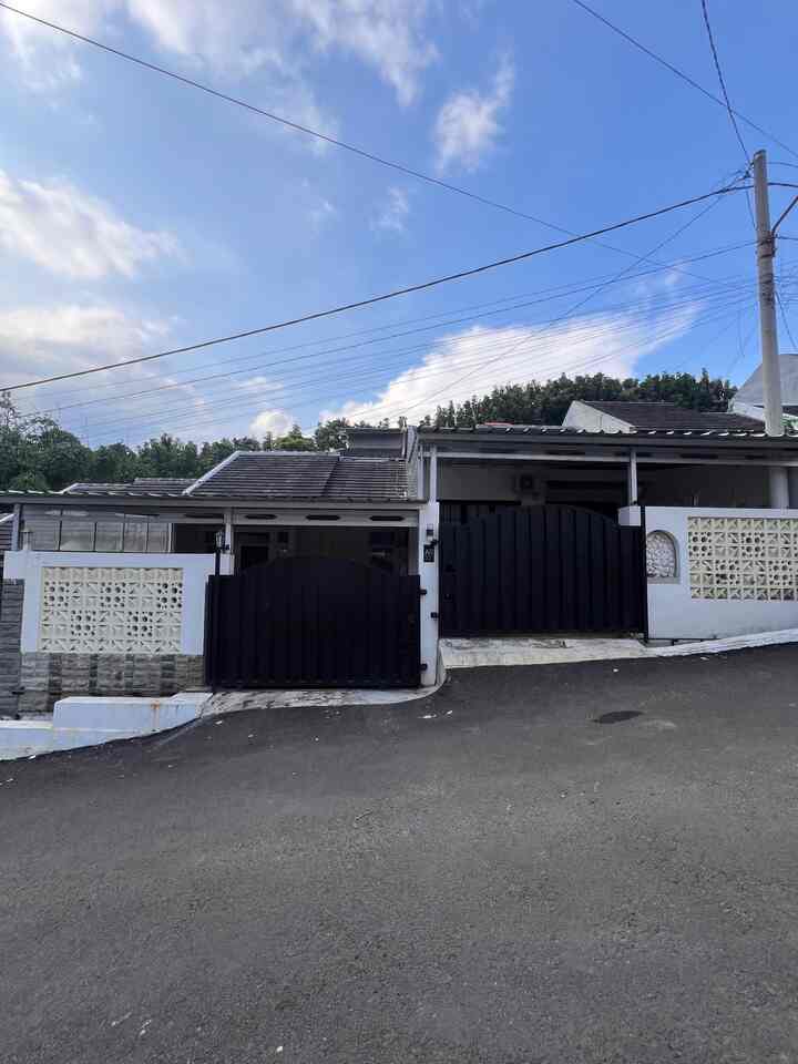 Fasad sederhana rumahku ini minimalis dan karena 2 rumah gabung jadi satu, jadi terlihat lebar memanjang, dengan berada diarea yang menanjak / tidak datar sehingga antara rumah yg satu dengan rumah kedua terlihat perbedaan level ketinggiannya.
#inspirasifasad
#InspirasiFasad
#StyleFasad
#FasadRumah
#Fasad
#PagarRumah
#Roster
#PagarRumahMinimalis
#Limestone
#BatuDinding
#PlavonPVC
#Lampudinding 