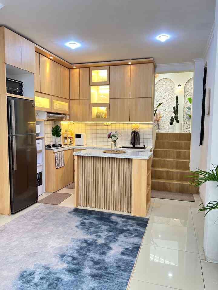 Dapur dan ruang makan ini ukuran 3x6meter, untuk kitchenset awalnya saya buat dengan model scandinavian dominan putih tapi setelah di renovasi semuanya saya ubah menjadi japandi dengan lebih banyak nuansa kayu. Sedanhkan area makannya ini lebih dominan putih agar terlihat lebih luas dan bersih.
#MakeOverDapur 
#StylingDapur
#DapurImpian
#HPL
#dapurjapandi
#japandi
#kitchenset
#wpc
#kulkas
#Dispenser
#Karpet
#kompor