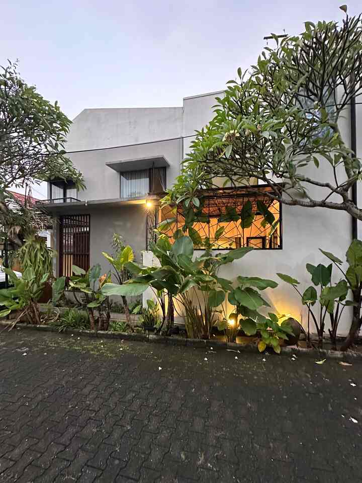 Hi Tetangga,

Kami memilih fasad minimalis, dengan menambah aksen segitiga pada sebagian area, dan karena atap kami menggunakan alderon dan dak semen sehingga atap nya tdk terlihat. 

Warna fasad kami menggunaka dominan putih , agar secara visual terlihat luas. Dan menambahkan warna abu semen agar terlihat industrial.

Kami juga meletakkan banyak pohon di area depan fasad, dengan tinggi yg menyesuaikan sehingha tidak menutupi fasad itu sendiri.

Semoga menginspirasi ♥️

#catindustrial #catwaterproof #atapalderon #solarflat #lamputaman #lampusolar #inspirasifasad #stylefasad #fasadrumah 