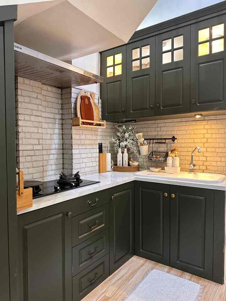 Sebelum jadi seperti ini toptable nya sempat dibongkar dan dibuat ulang karena gak sesuai dengan ekpsektasi setelah ketemu dengan tukang yang cocok dan mengerti maunya si empunya rumah. Pemilihan warna pun sedikit dimodifikasi dari warna dasarnya (hijau army) agar dapat warna yang sesuai keinginan

#kitchenset #makeoverdapur #stylingdapur #dapurimpian #inspirasidapur #modernfarmhouse #bandaaceh