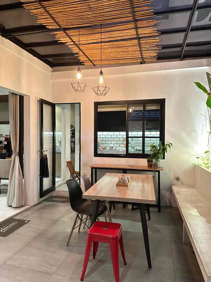Hi Tetangga

Karena rumah kami adalah open space sehingga banyak ruang / area yg terkoneksi dg area lain. 

Contoh nya adalah teras ini  yang dijadikan ruang multifungsi namun sering nya dipakai menjadi dining area semi outdoor. Karena sbnrnya kami punya dining area yg khusus, berada di dalam. 

Area ini sengaja kami buat semi outdoor agar pertukaran udara nya berjalan. 

Selain ada area dining jg disudut lain ada entertainment / gaming area, berikutnya akan kita bahas ya ♥️ Semoga menginspirasi

#backsplashkitchen #mejamakanminimalis #lampuindustrial #solarflat #dapurminimalis #dapurindustrial #makeoverdapur #stylingdapur #dapurimpian 

