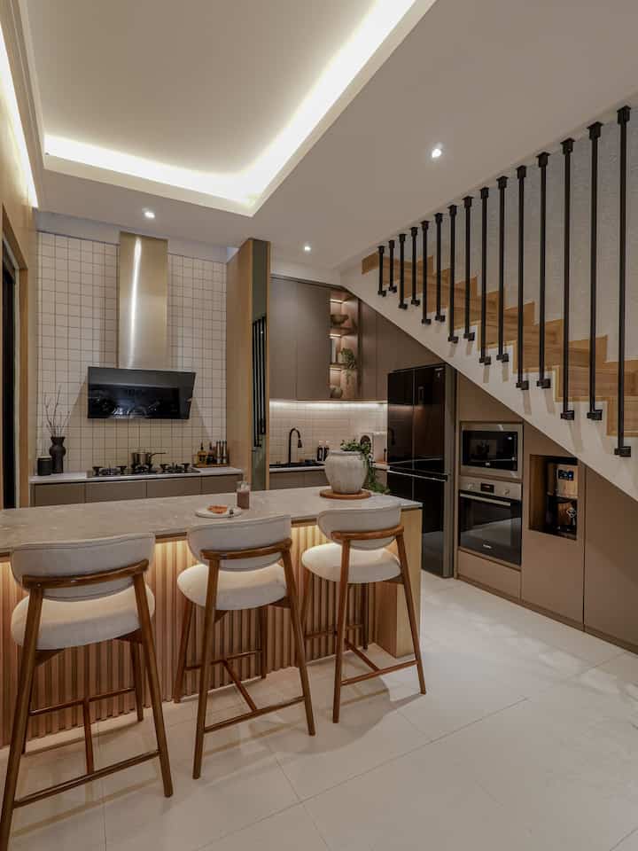 Karena space kami tidak terlalu besar, kami memanfaatkan ruangan ini jadi full open kitchen menyatu dengan area dinning agar terkesan luas. Biasanya kalo ada teman datang kami suka ngobrol sambil ngopi dan ngemil di meja ini, vibesnya jadi kaya lg ngobrol sambil nongkrong di cafe karena kami sengaja memilih kabinet tertutup agar dapur rapih dan gak berantakan. Finishing hpl, dinding dan lighting juga pikirkan dengan matang, agar ruangan ini terasa nyaman dan hangat.

#MakeOverDapur #StylingDapur #DapurImpian #MyDreamKitchen #KitchenRenovation #KitchenIsland #Countertop #HPL #CatDinding #Wallpanel #KitchenSink