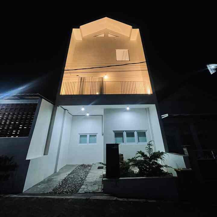 Welcome back to #RumahSeupil 🌜 OMG! Jangan salfok sama lampu rumah aku yang belang ya 😂 anyway, ini fasad rumah at night. Basically, fasad ku memang polos banget biar hemat budget. Lalu, tidak ada pagar ya dan masih belum kepikiran untuk pakai juga soalnya sempit, guysss.

OOT, menurut kalian lampu luar bagus yang mana? Warm white atau super white?

#InspirasiFasad #StyleFasad #FasadRumah #RumahJepang #RumahMinimalis #CatEksterior #KotakPaket