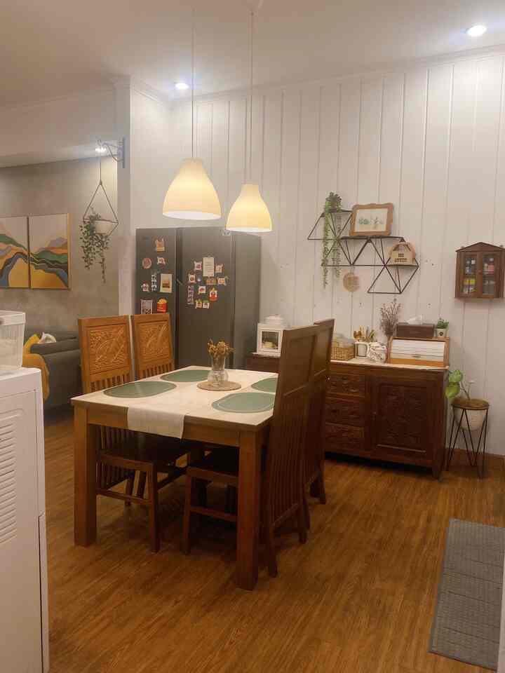 Night at the kitchen and dining room ✨ #makeoverDapur #StylingDapur #DapurImpian #mejamakankayu #lemaripiringkayu #kulkassidebyside #lantaivinyl #RuangMakan