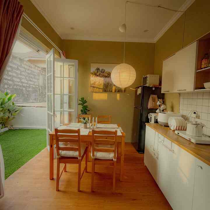 Area dapur kami dengan tema japandi. Ukuran dapur tidak begitu besar kami mengunakan kitchenset knoxhult dari ikea untuk penyimpanan. Kabinetnya mudah dirakit dan estetik harganya juga cukup affordable. Yang special dari dapur ini adalah menghadap ke arah taman.

#mejamakanminimalis #kabinetdapurikea #kitchensetikea #mejamakanikea #kitchensetjapandi #MakeOverDapur #StylingDapur #DapurImpian