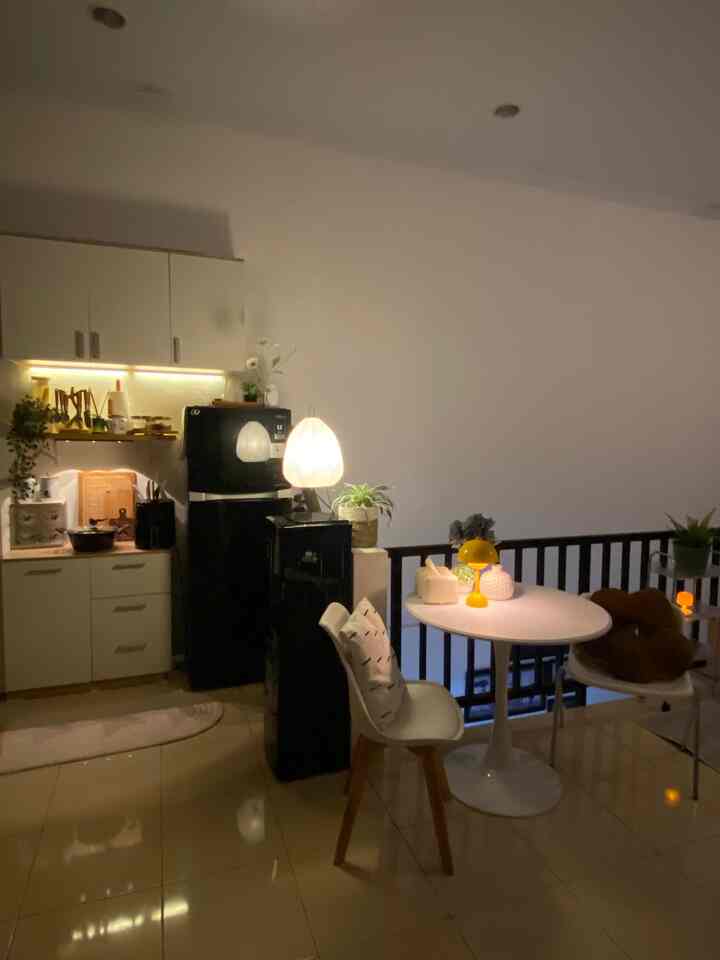 Di kitchen and dining nan mungil ini biar tetap maksimal aku pakai kitchen set yg menyesuaikan ukiran yg ada pastinya agar barang2 dapur bisa tertata rapih, ditambah juga dengan ambalan dan rak laci mini 

Untuk area dining room, aku memilih meja bulat agar lebih terlihat aesthetic dengan menggunakan 2 kursi putih 

Untuk mempercantik aku tambahkan lampu led dan lampu meja 

#lampumeja #kitchenset #mejamakan #kursimakan #karpetdapur #rakdinding #catdapur #tanamanhias #makeoverdapur #stylingdapur #dapurlmpian 