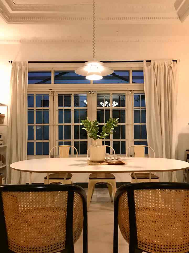 Dapur dan ruang makan yang terpisah dengan dinding yang direnovasi menjadi meja bar. Tidak banyak yang dipajang di counter top dapur supaya tetap rapi. Open shelves dijadikan focal point, menyimpan perintilan dapur sekaligus jadi pajangan.  

#dapurmodern  #MakeOverDapur #StylingDapur
 #DapurImpian #openspacehouse #ikea #ikeahome