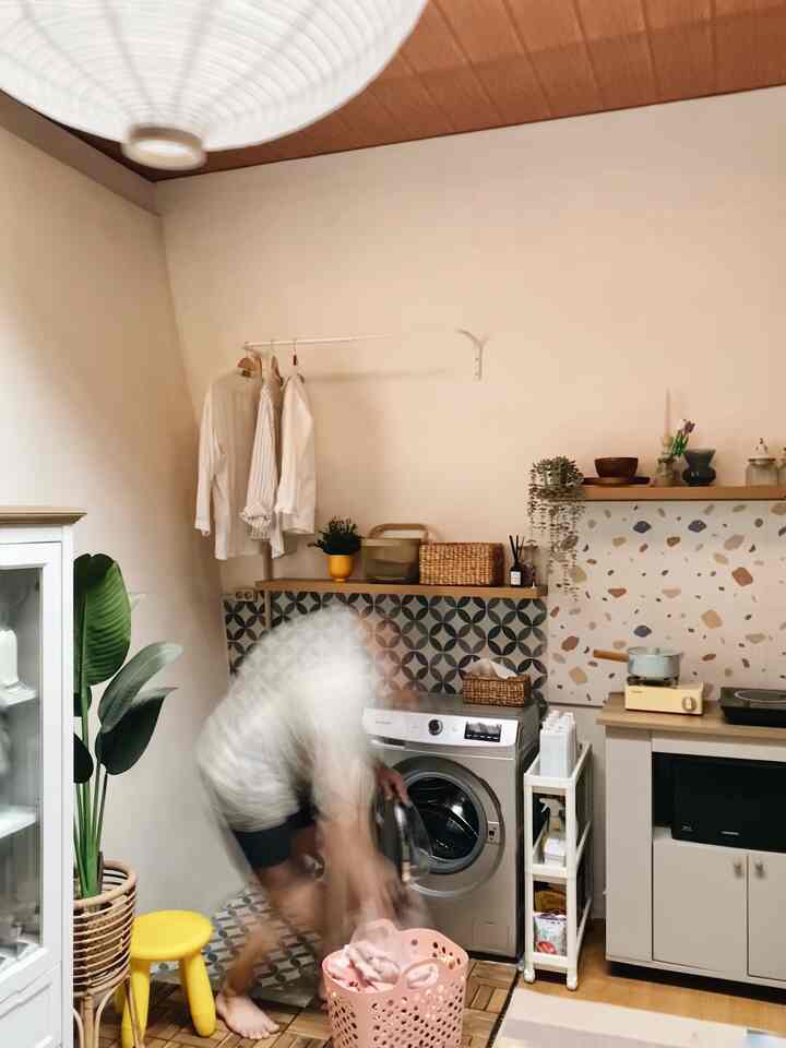Menghabiskan awal long weekend dengan menyicil mencuci baju di laundry room 🫧🧽

Sedikit cerita; awalnya area ini merupakan lahan sisa di belakang rumah yang belum dibangun.

Berhubung rumah berukuran kecil dan butuh area mencuci baju sekaligus mengeringkan, akhirnya sisa lahan kami manfaatkan untuk laundry room yang bersebelahan dengan area dapur kering kedua kami.

Area yang semula tak termanfaatkan kini disulap jadi area multifungsi ✨

#KeramikLaundryRoom #GantunganBaju #TroliLaundryRoom #PlafonPVC #InspirasiLaundryRoom #StyleLaundryRoom #LaundryRoom 

