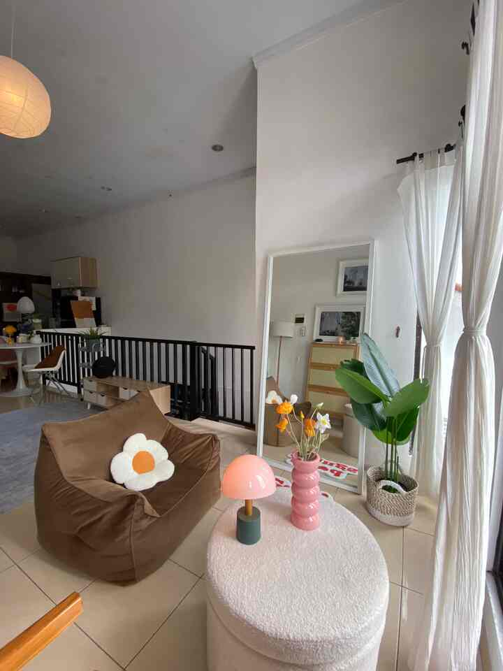 Area foyer ini karena dekat jendela jd aku manfaatin untuk dijadikan spot duduk, enak bgt duduk disini sambil kena angin sepoy sepoy 😍

Area ini aku taruh standing mirror, bean bag sofa dan kursi rotan 

Stool bulat putih itu selain bisa difungsikan sebagai meja, punya fungsi lain yaitu sebagai storage mainan anak 

Gak lupa sentuhan dekorasi item seperti lampu meja, pohon artificial, keset lucu 

Gmn menurut tetangga kurang apa lg disini ?

#beanbag #kursirotan #standingmirror #storagestool #pohonpisangartificial #lampumeja #bungapoppy #bantalbunga
#raksepatu #inspirasifoyer #stylefoyer #foyer