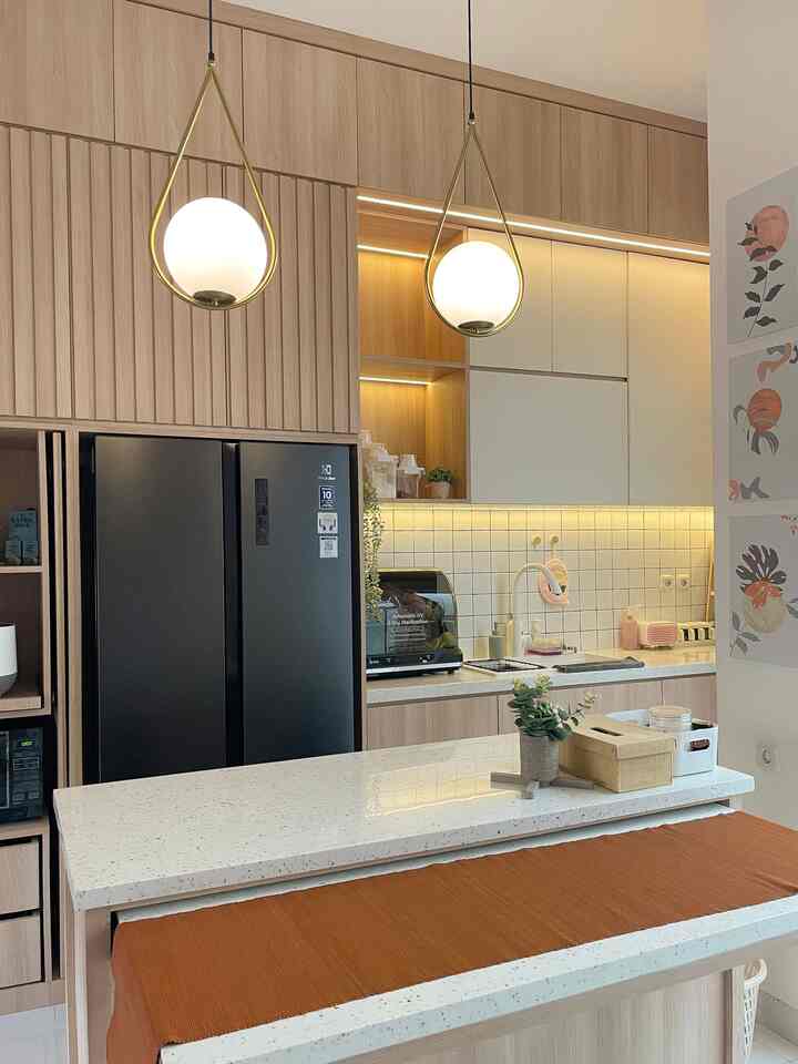 Haiiii temen-temen!
Ini dia tips agar dapur terlihat luas dan bersih!
1. Jika ada budget, buat kitchen set agar bisa punya banyak penyimpanan. Sehingga terlihat rapih dan bersih.
2. Gunakan material berwarna terang dan netral seperti putih dan krem agar dapur terlihat luas dan bersih.
3. Gunakan lighting di area kitchen set agar dapur terlihat semakin cantik!
#DapurImpian #MakeOverDapur #DapurMinimalis #InspirasiKitchenSet #StylingDapur