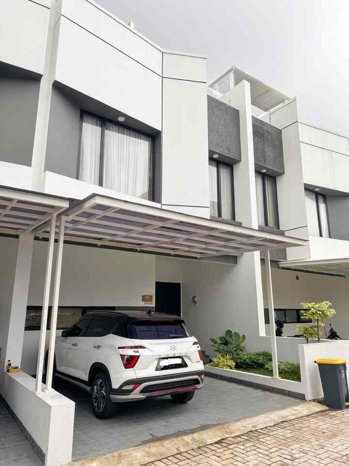 Ini adalah fasad rumahku!
Masih bawaan developer jadi belum nyambung sama interior rumah.. kalau dari pihak developer udah ngebolehin ubah fasad (dan dananya sudah cukup) rencana mau ganti fasad dengan tema serupa seperti interior rumah yaitu japandi natural. 
Tapi untuk sementara kami juga sudah cukup dan nyaman dengan fasad ini.. 😍 #inspirasifasad #stylefasad #fasadrumah #catrumah #catdindingeksterior #eksteriorrumah