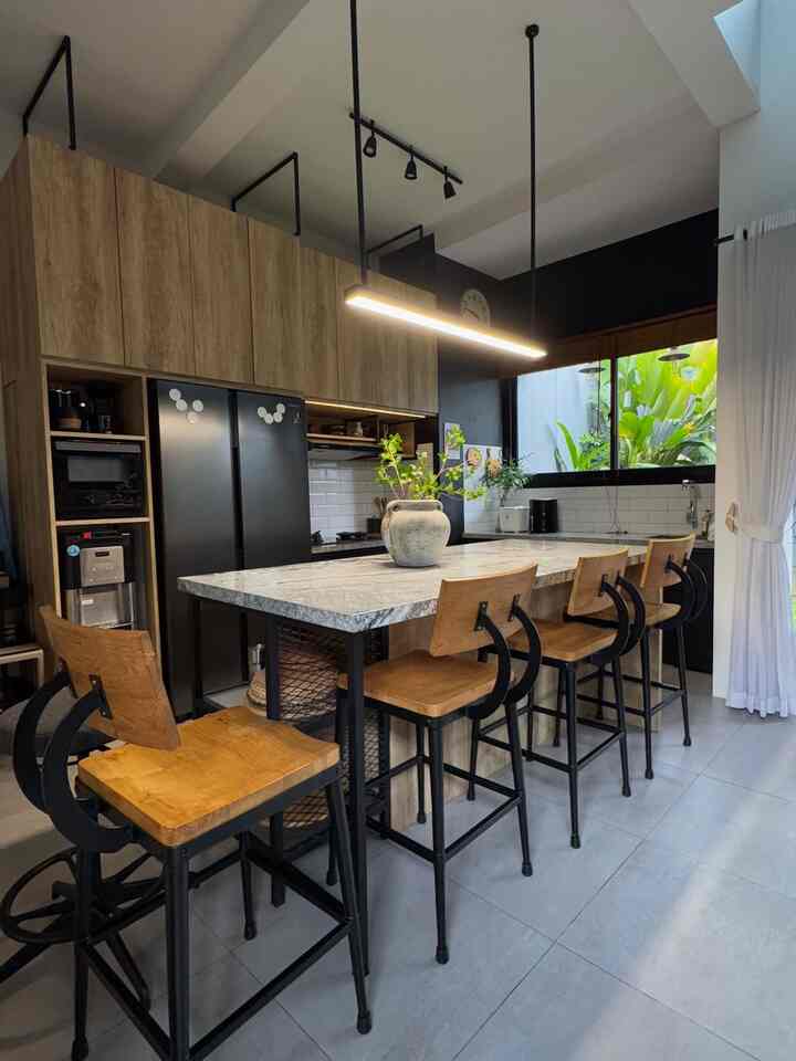 Kitchen & Dining yang menyatu atau ope space membuat kita harus pintar pintar membuatnya rapih dan cantik 

Semua peralatan disimpan di dalam lemari dan laci agar terlihat clean 

#bumitimi #makeoverdapur #stylingdapur #dapurimpian #kitchenset #backsplashkitchen #dapurindustrial #islandtable