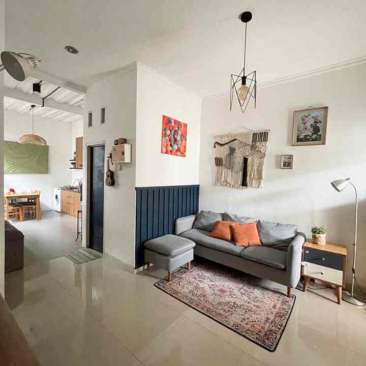 Rumah kurang dari 80m2 nggak berasa sempit kalau nerapin open space kaya gini. Ruang utama dan belakang dapur hanya disekat kamar mandi kecil sebagai pembatas. 
#rumahtanpasekat #rumahlega #rumahopenspace #sofaminimalis #ruangtamuidaman #lampugantung 