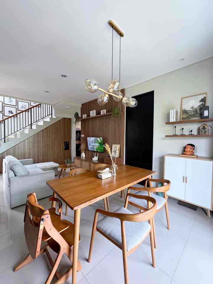 My open space living room🤎

Konsep ini menciptakan kesan luas, lapang, dan modern pada ruangan. Konsep open space living room memiliki beberapa ciri khas, diantaranya:
• Tanpa sekat permanen
• Menciptakan kesan luas
• Sirkulasi udara & cahaya lebih baik
• Fleksibilitas dalam penataan interior
• Fungsi ruang yang saling berhubungan

Bikin betah deh di rumah 🥰🥰🥰

#KitchenSet
#KitchenSetMinimalis / #PlavonPVC /
#WarnaCatRumah / #WallpaperDinding /
#WallpaperEstetik / #Cat
#RumahOpenSpace
#RumahTanpaSekat
#RumahLega
#HPL #HPLKayu #wallpanelTV #kisikisi