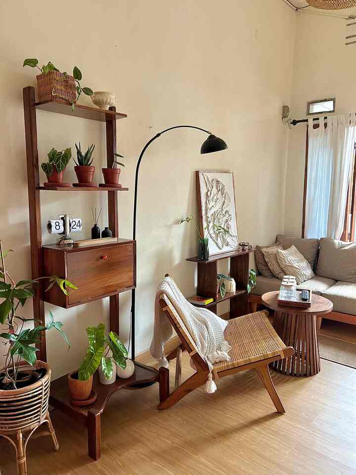 Walaupun ruang tamu kecil masih bisa estetik, aku pilih beberapa furniture multifungsi dan dekorasi sederhana. 
Aku juga memilih cat warna terang agar terkesan lebih luas. 

#CatRumah #LampuLantai #JamMeja #LantaiSPC #LeazyChairRotan #RuanganTerbatas #RumahCompact #RumahMungil