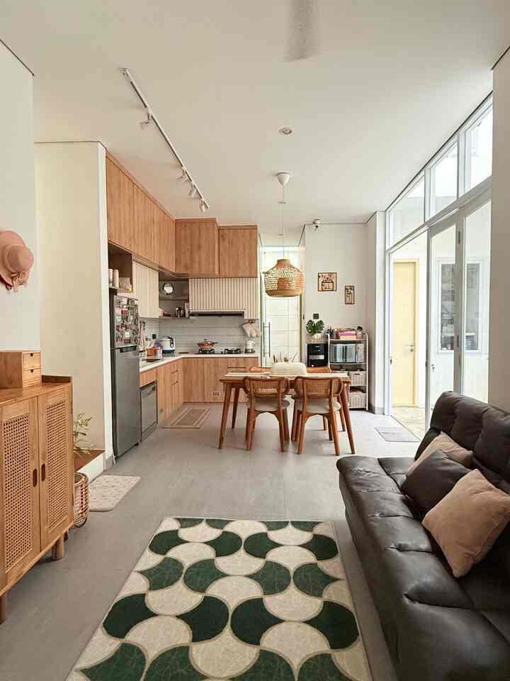 Ruang tamu compact

Ruang tamu ini mostly masih pakai furnitur lama dari kontrakan, tapi aku mix & match dengan beberapa item baru biar kelihatan lebih fresh dan tetap nyaman.

🌿 Tips untuk ruang mungil:
1️⃣ Pilih karpet bermotif sebagai aksen biar ruangan nggak kelihatan polos.
2️⃣ Tambahkan lemari rotan & rak kayu supaya vibe tetap hangat & natural.
3️⃣ Manfaatkan rak gantung untuk pajangan kecil, hemat tempat tapi tetap estetik.
4️⃣ Tanaman indoor selalu jadi penyelamat biar ruangan terasa lebih hidup.

#RumahOpenSpance #RumahTanpaSekat #RumahLega #RuanganTerbatas #RumahCompact #KarpetRuangTamu #LemariRotan #RakTVRotan #TanamanIndoor #ArtificialPlant #NiroGranite #SofaMinimalis #PotRotan
