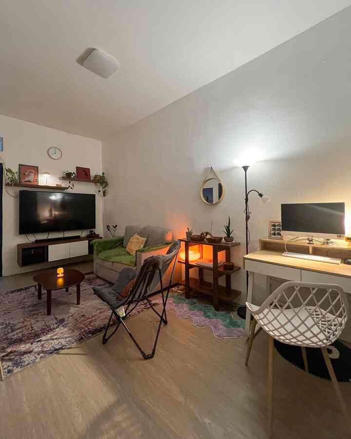 Living room yang menyatu dengan area kerja. Dengan tidak disekat pada area ini membuat ruangan terasa lebih lega, dan aktivitas yang dilakukan bersamaan di kedua ruangan ini dapat dilakukan dengan leluasa.

#WarnaCatRumah #RumahOpenSpace #RumahTanpaSekat #RumahLega #OpenSpaceLayout #InspirasiRumahOpenSpace