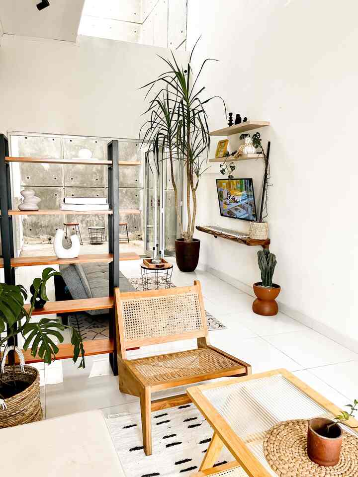 Rumah open space lurus memanjang kebelakang , ruang tamu yg langsung view nya ke ruang tv dan taman indoor , dengan skylight di taman menjadi open space home ini terasa terang dan lega ✨
#rumahopenspace #rumahtanpasekat #rumahlega #livingroomjapandi #kursirotan #openspacedekorasi 
#ruangtanpasekat 
#inspirasiruangtanpasekat 
#japandistyle 
#rumahkpenspaxe 