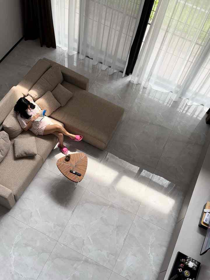 Living Room dirumah Bolu dilengkapi sofa L Shape berwarna netral. Seluruh konsep ruangan dibuat lebih warm dengan pemilihan warna-warna yang natural untuk memberikan unsur ketenangan & kenyamanan.

#LantaiLivingRoom #SofaRuangKeluarga #KeramikLantai #Cat #RumahOpenSpace #RumahTanpaSekat #RumahLega #Sofa #RuangTamu #Rumah 