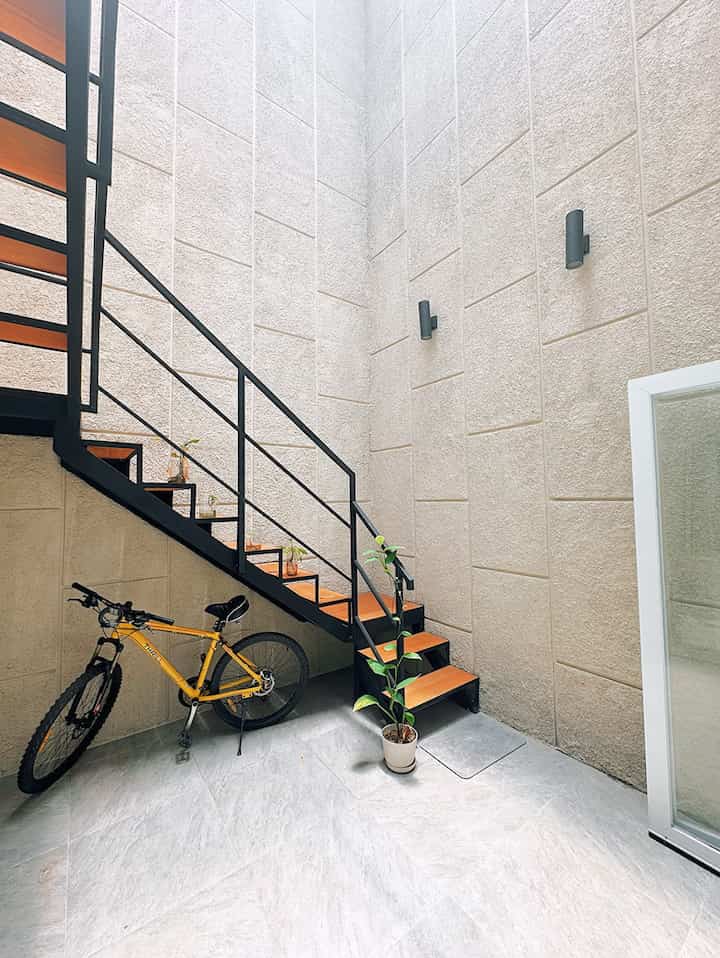 Ini bagian rumah yang paling aku suka! Sekilas seperti halaman outdoor, tapi ini indoor loh dengan atap kanopi alderon setinggi 6m++.

Ruangan ini memberikan kesan rumah jadi terang dan luas. Semakin cantik dengan tanaman hijau kecil di anak tangga. Biasanya aku melakukan yoga dan meditasi sore disini.

Gimana, kamu suka dengan halaman tapi indoor kaya begini? ☺️☺️

#HalamanRumah #RuanganTerbatas #RumahCompact #RumahMungil #DindingKamprot #TanggaBesi #KanopiAlderon #RumahTerang