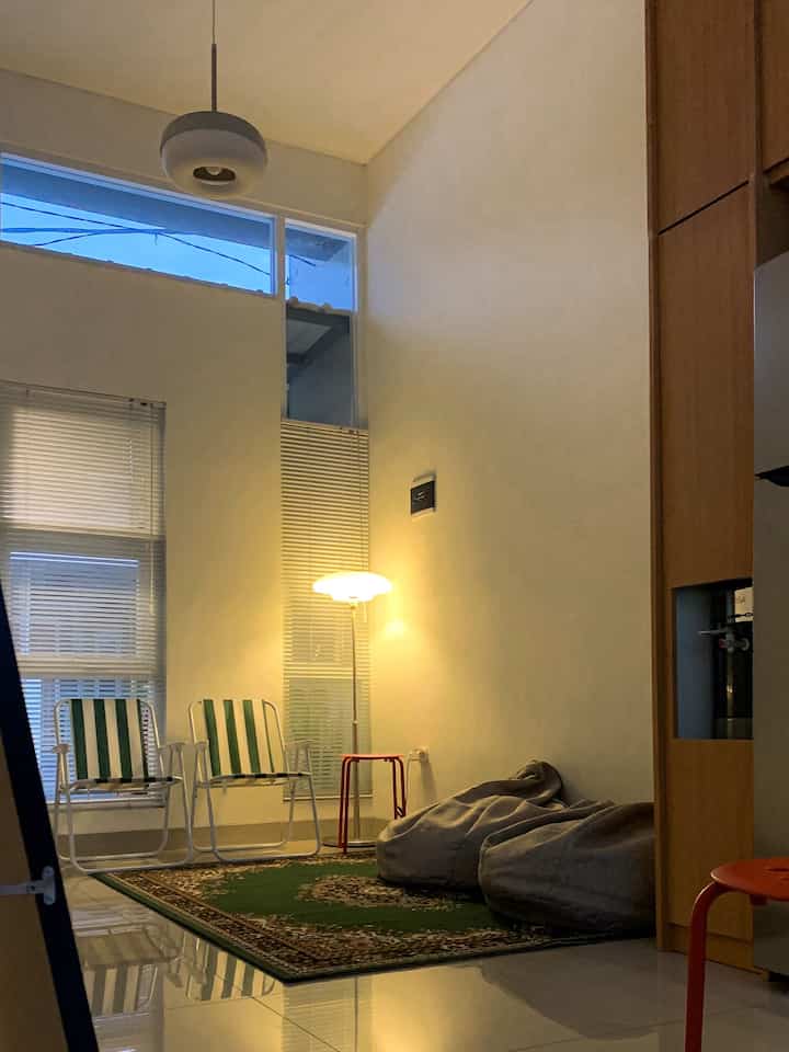 Di pojok rumah yang belum sepenuhnya selesai, kami duduk, diam-diam tumbuh.
Tanpa sofa besar atau rak mewah—hanya dua kursi, sepasang beanbag, dan cahaya kuning yang sabar menemani.
Ruang ini belum banyak bicara, tapi sudah mulai bercerita,
tentang pulang yang tak harus sempurna, asal terasa ramah.

Open space di sini bukan cuma soal desain,
tapi tentang bagaimana cahaya pagi dan angin sore bisa main masuk tanpa repot.
Agar rumah ini terasa hidup, meski belum semua sudut terisi.

#RumahOpenSpace #RumahTanpaSekat #RumahLega #LivingRoom #NevertoSmall #BeanBag #KursiTaman #StandingLamp #Lampulantai #LampuGantung #VenetianBlind