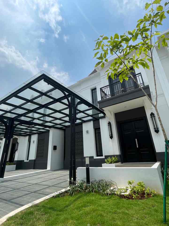 Pertama kali liat rumah ini di brosur belum  lihat wujud aslinya but i already fell in love with the facade design. Disaat kebanyakan rumah skrg fasadnya modern, minimalist, tropical, and this developer decided to launch this timeless american classic modern style house, bold move isnt it? 

After waiting for almost 2,5 years, here we are—finally seeing it come to life! Look on how beautiful the facade details are!!! The clean white finish brings out such an elegant, luxurious vibe.

#newhome #firsthouse #americanclassic #modern #classic #timeless #fasad #facade #luxury
