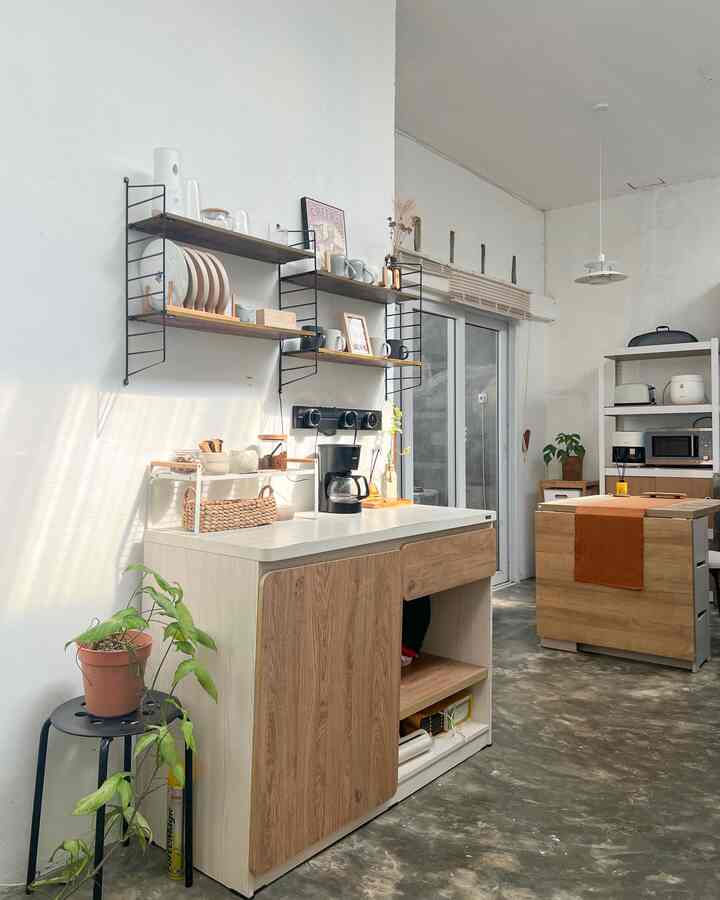 Coffee corner yang bersebelahan langsung dengan area dapur dan area makan. Pemilihan kabinet yang senada dengan perabot di dapur membuat kesan area ini masih menjadi satu kesatuan.

#WarnaCatRumah #CoffeeCorner #SudutFavorit #RumahSubsidi #InspirasiRumahKecil #RumahIdaman