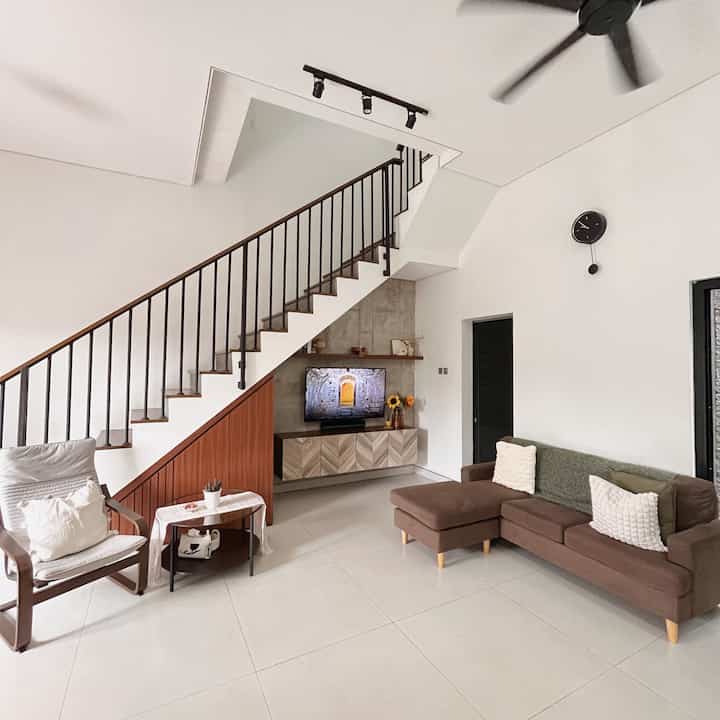 Happy sunday🤎

Kalau hari libur biasanya paling senang bersantai dirumah. NRHome memiliki entrance yang salah satu fungsinya untuk duduk bersantai. 

Jadi karena kaami sering membaca akhirnya area ini kami letakkan kursi santai, round table & sedikit dekorasi simple. 

Area ini juga tidak menggangu akses keluar masuk, karena posisinya berdekatan dengan kabinet bawah tangga. 

#Cat #RumahOpenSpace #RumahLega #EntranceHallwayStairs #Conwood #Livingroom #RumpahKecil #homestagram #Ruangtamutipebelajar #LivingRoom