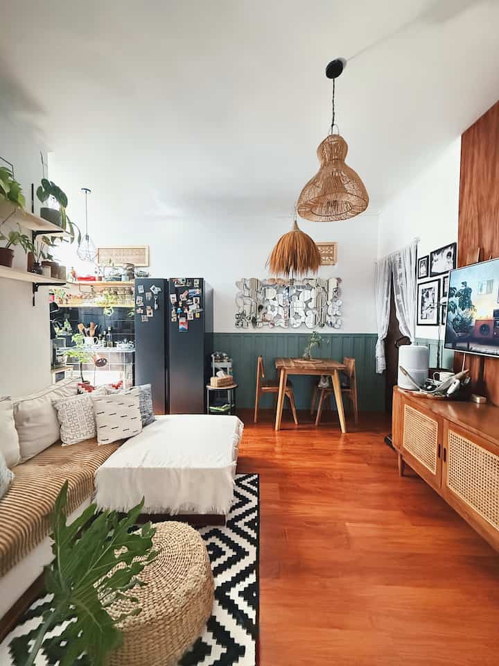Halo Tetangga Kimkim

Karena luas bangunan rumah Kimkim kurang lebih 40m2 jadi harus pinter2 ngatur ruangan. Oleh karena itu saya bikin konsep open space untuk living room, kitchen & dining area.
Keuntungan open space, bikin rumah terlihat luas & lega dan kami masih bisa terhubung satu sama lain dengan anggota keluarga yg berada diruangan living room, kitchen atau dining area.

#Sofa2Seater
#MejaMakanKayuJati
#LantaiSPC
#KarpetNordic
#LampuGantungRotan
#Kulkas2Pintu
#sarungbantallucu
#wallbatten
#mejatvkayujati
#RumahOpenSpace
#RumahTanpaSekat
#RumahLega