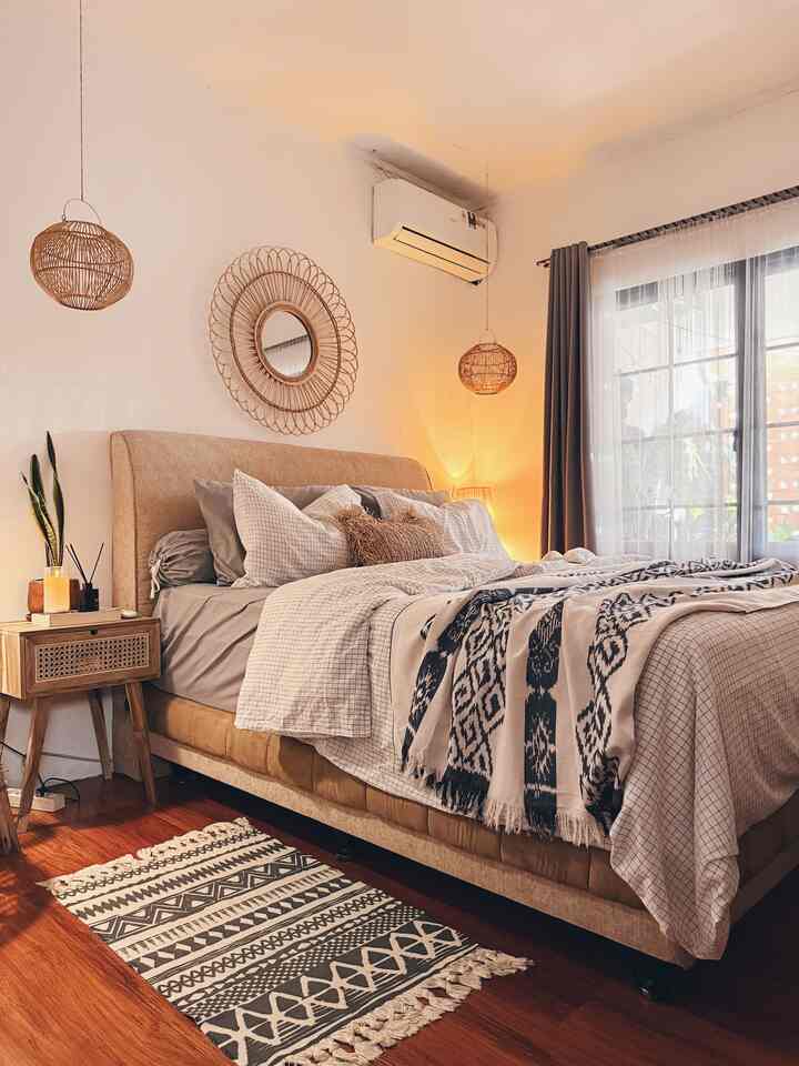 Halo Tetangga Kimkim

Ini adalah kamar tidur utama dirumah Kimkim
Konsep kamar tidur ini dibuat seperti villa di Bali. 
Dengan menggunakan beberapa furniture yang terbuat dari rotan & kayu jati.

#InspirasiKamarTidur
#BedroomInspo
#CerminRotan
#KamarTidurEtnik
#KamarVillaBali
#MejaTidurKayuJati
#ComfyBedroom
#TempatTidurNyaman