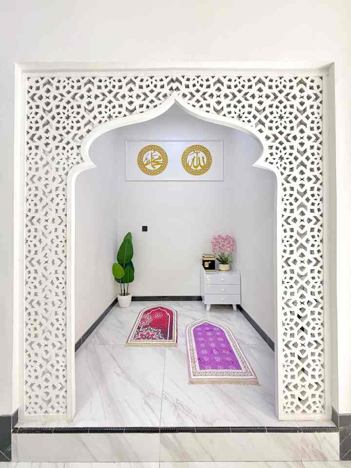 Mushola di dalam rumah bagiku adalah ruangan yang tak kalah penting, karna membuat kita bisa fokus beribadah di mushola, apalagi jika ada tamu yg datang, jadi gak perlu lagi mempersiapkan peralatan sholat di kamar atau diruangan lain, karena semuanya sudah tersedia di ruangan ini.

Mushola kecil dan sederhana ini diberi partisi dinding roster atau bisa disebut krawangan ornamen masjid agar lebih terasa suasana masjidnya, selain itu juga agar cahaya dan udara bisa masuk ruangan. Agar interior mushola lebih cantik, aku kasih dekorasi dinding kaligrafi lafadz Allah SWT dan Nabi Muhammad SAW dengan warna emas. Lalu laci disudut ruangan adalah untuk menyimpan peralatan sholat agar terlihat lebih rapih 🤗✨

#DekorasiDinding #PohonPisang #DindingRoaster #WarnaCatRumah #Mushola #MusholaMinimalis #MusholaKecil #MusholaMungil #RuanganTerbatas #RuanganKecil
